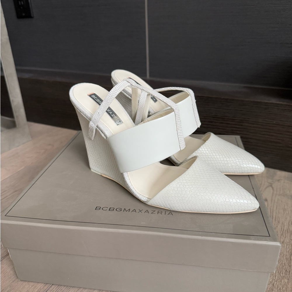 BCBGMAXAZRIA White leather Wedge Heels
